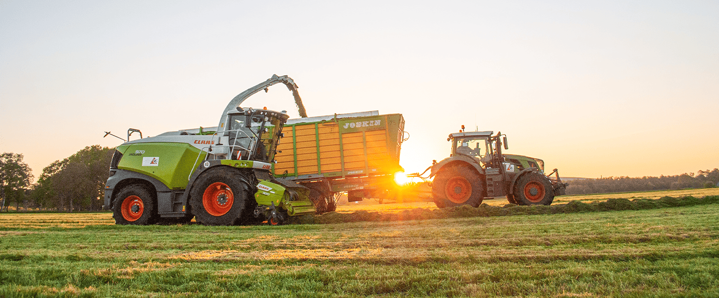 Landwirtschaftliche Maschinen bei Sonnenuntergang in Schleswig-Holstein, Deutschland.